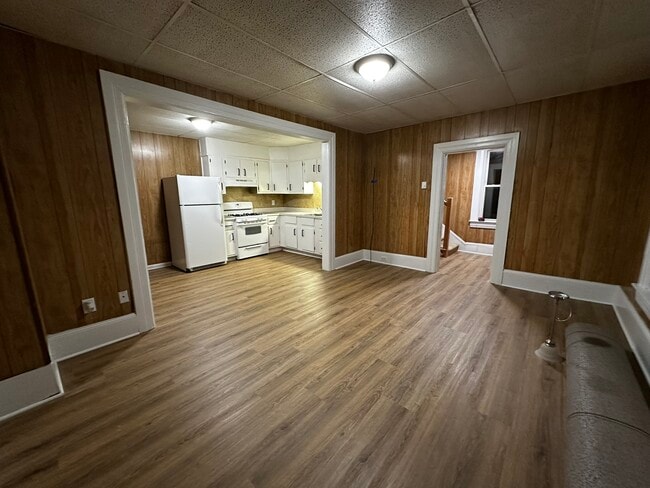 Building Photo - 408 S Queen St