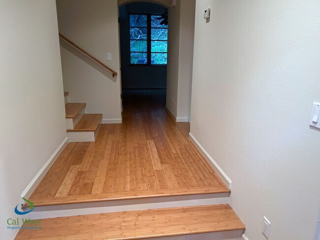 Building Photo - $4,595 - Large Gorgeous 3/2 Tri-Level Home with Beautiful Views in Gilroy near Wineries