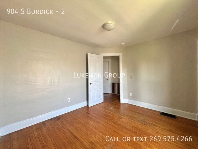 Building Photo - 904 S Burdick-2