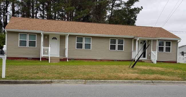 Building Photo - 2251 Onslow Dr