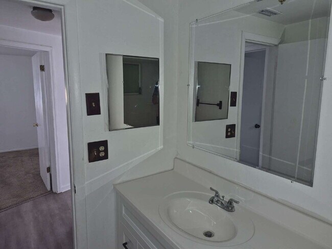 Building Photo - 2-Bed Home in Holiday, FL"