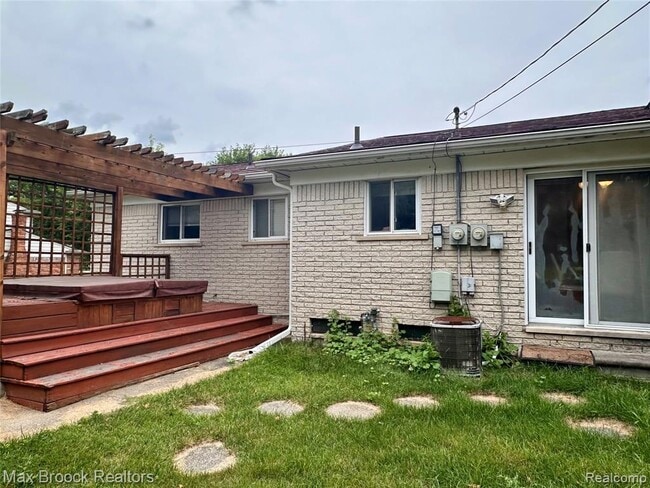 Building Photo - 6942 Leslee Crest Dr