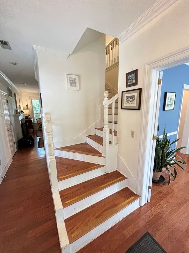 Building Photo - HISTORIC DOWNTOWN  3 bedroom 2.5 bath home
