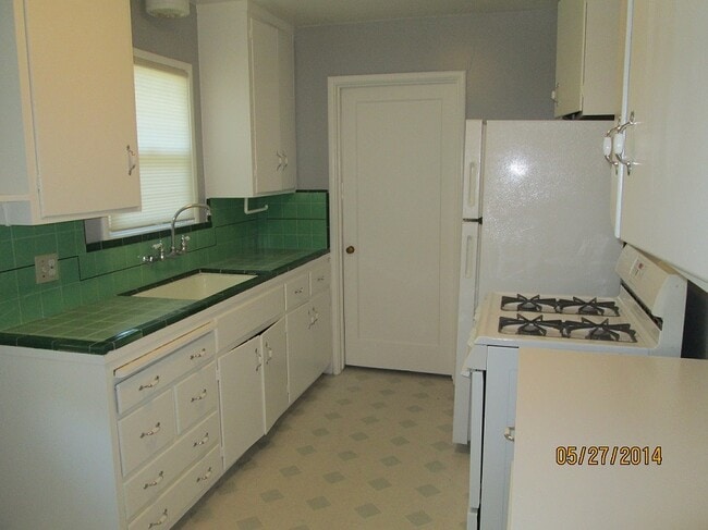Building Photo - Lovely and Cozy 1 Bedroom Unit with a Garage!
