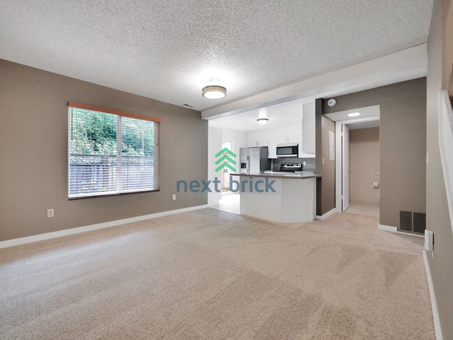 Building Photo - Spacious 4 Bed 2.5 Bath for Rent!