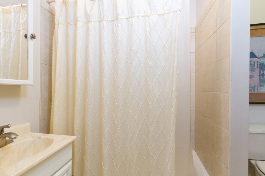 Building Photo - 95 Coggeshall Ave