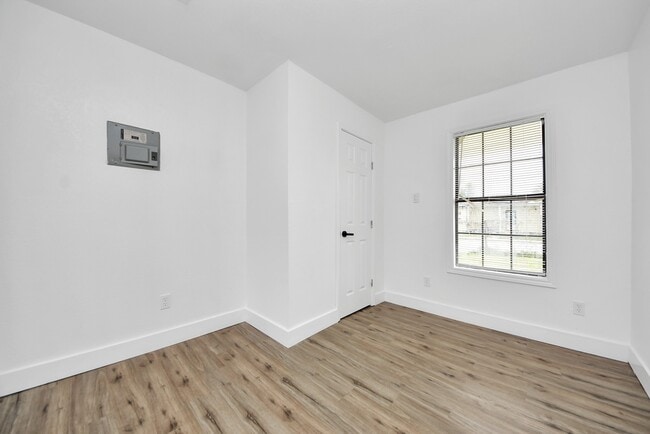 Building Photo - 1203 W 6th St