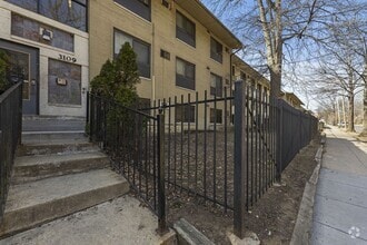 Building Photo - Spacious, Recently Renovated 1 Bedroom!