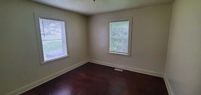 Building Photo - 2 Bedroom House