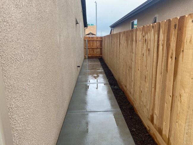 Building Photo - Newer 3 Bedroom 2 Bathroom Home in Tulare!