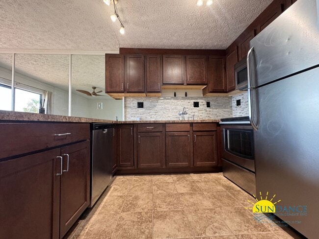 Building Photo - Waterfront 1-Bedroom Condo in FWB – Stunni...