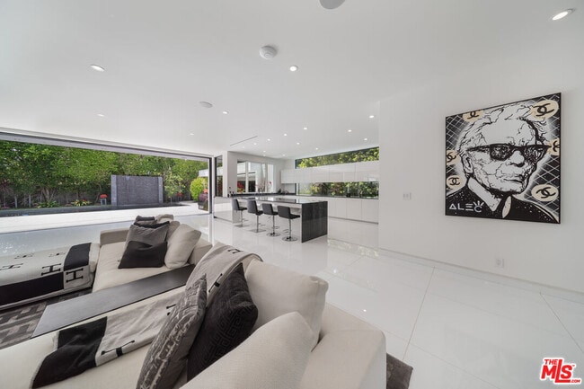 Building Photo - 511 N Rexford Dr