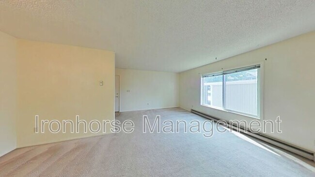 Building Photo - 515 S 15th Ave