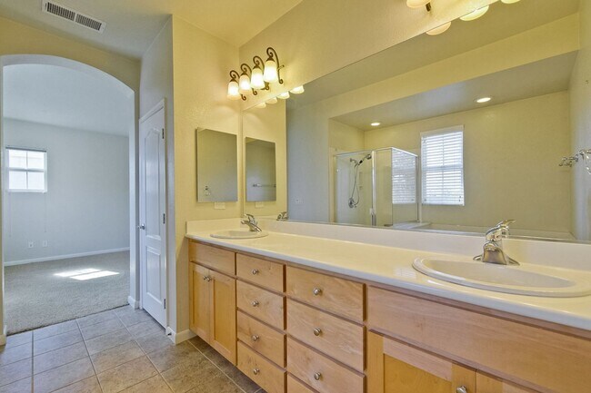 Building Photo - Wow! What a Great Home! Available Now!