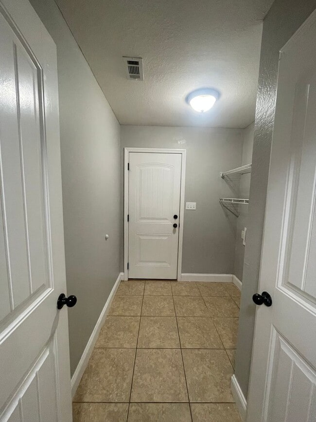 Building Photo - 3BR/2BA Located in Miller Farms Subdivision Across from MAFB!