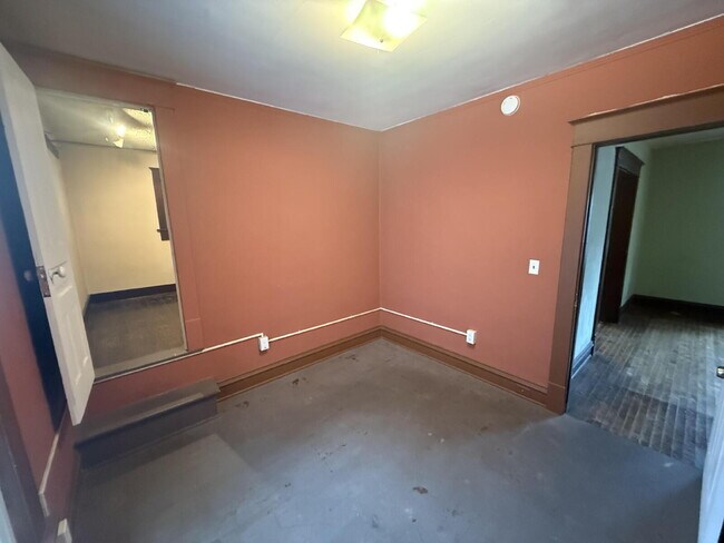 Building Photo - West Side 2BR Upper with Amazing Front Porch