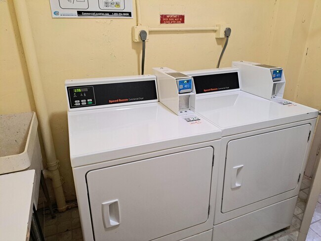 Building Photo - 1502 S Lakeside Dr