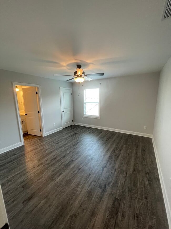Building Photo - 2 Bed/2.5 Bath Townhome with Garage (Water/Sewer/Trash Included)