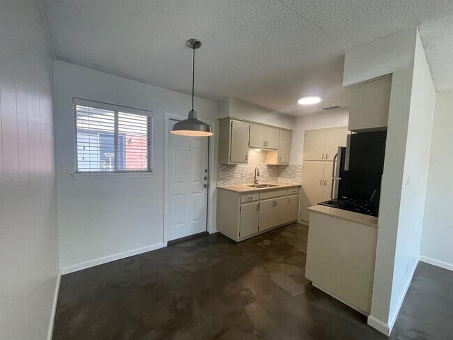 Building Photo - 8005 Pinedale Cove