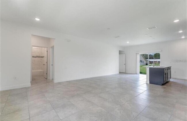 Building Photo - 799 W Country Club Blvd