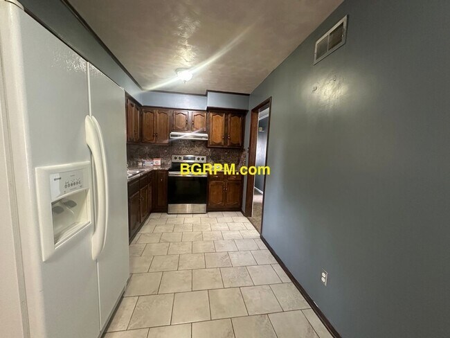 Building Photo - 3 BD, 1 1/2 BA, in Jacksonville,