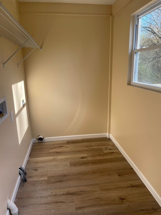 Building Photo - Knoxville 37914 - 2 bedroom 1 bath home - ...