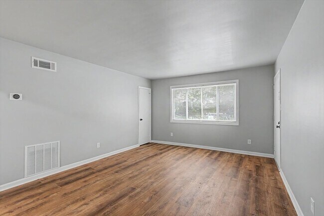 Building Photo - 2430 Coosawattee Dr NE