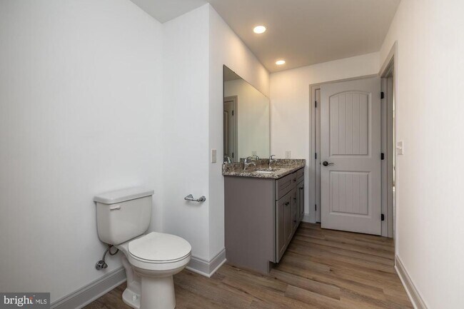 Building Photo - 411 James St