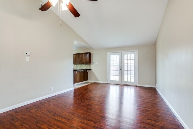 Building Photo - 811 Brentwood Ln