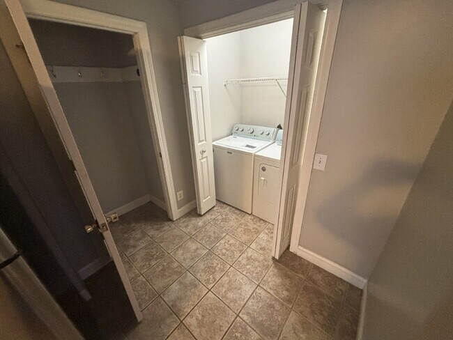 Building Photo - "Charming 2-Bed Duplex Gem in Grand Rapids – Perfect Location on Quarry Ave!"