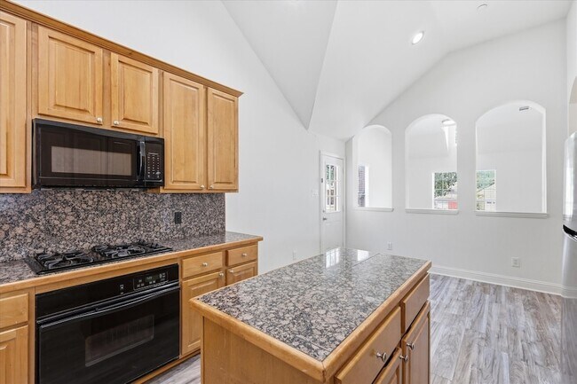 Building Photo - 567 Southridge Way
