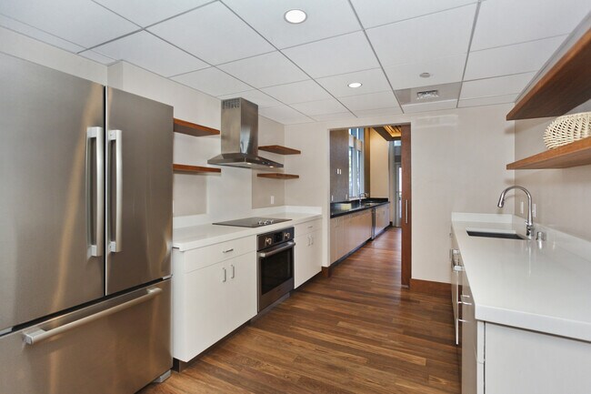 Building Photo - Live in the Heart of Kakaako!