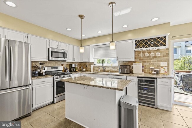 Building Photo - This beautiful 3-bedroom townhome is nestl...