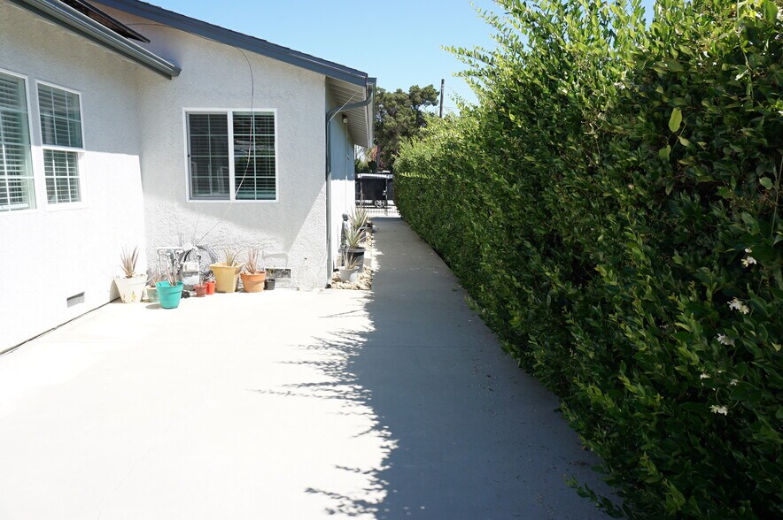 Building Photo - 8533 Woodley Ave