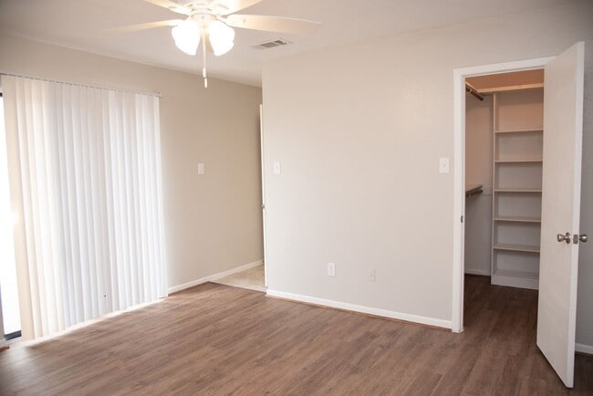 Building Photo - 812 San Saba Dr