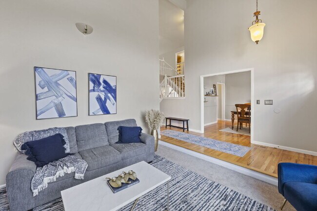 Building Photo - Spacious 6-Bedroom Broadmoor Rental with M...