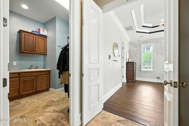 Building Photo - 2061 Crown Dr