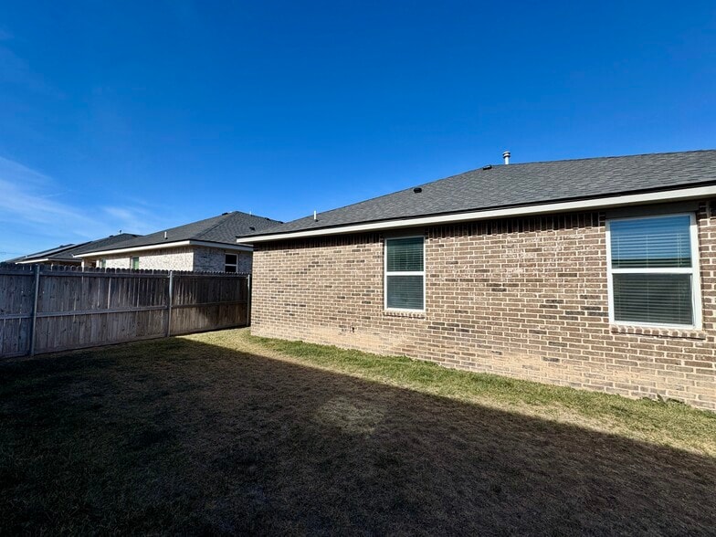 Building Photo - 704 Hornady St