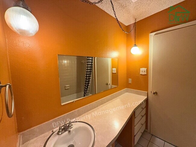 Building Photo - Spacious 3-Bed / 2-Bath Home with Large Fenced Backyard in Quiet Benbrook Neighborhood