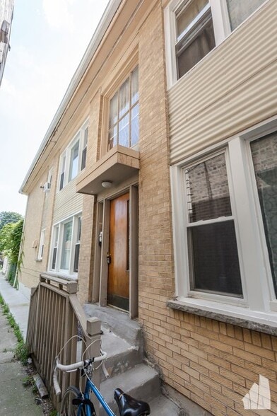 Building Photo - 6427 N Hermitage Ave