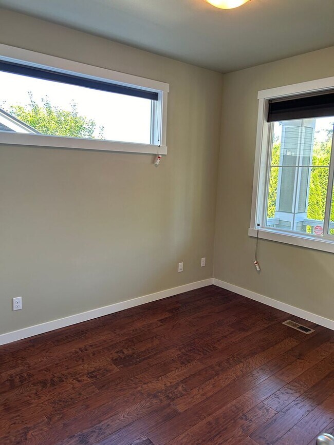 Building Photo - Newer Duvall 5 Bedroom 3 Bath Luxury Home