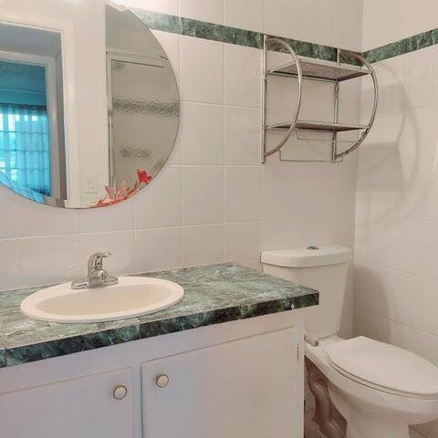 Building Photo - 767 Burgundy B