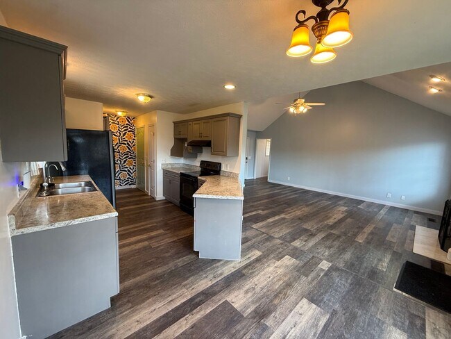 Building Photo - Charming 3BR/2BA Home in Greenbrier