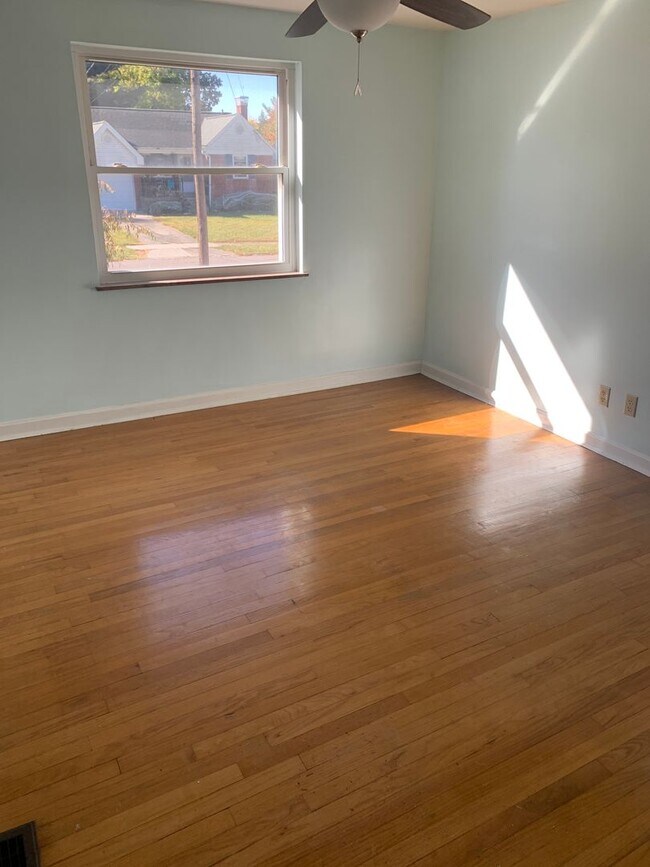 Building Photo - Lovely Ranch Home with Hardwood Floors and...
