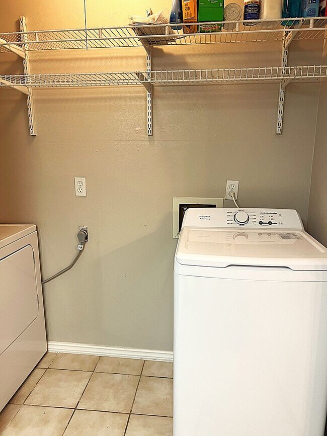 Building Photo - Conveniently Located Humble Townhome