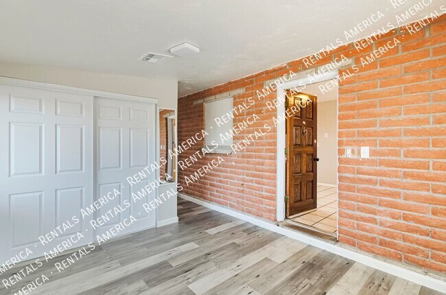 Building Photo - 944 N Catalina Ave