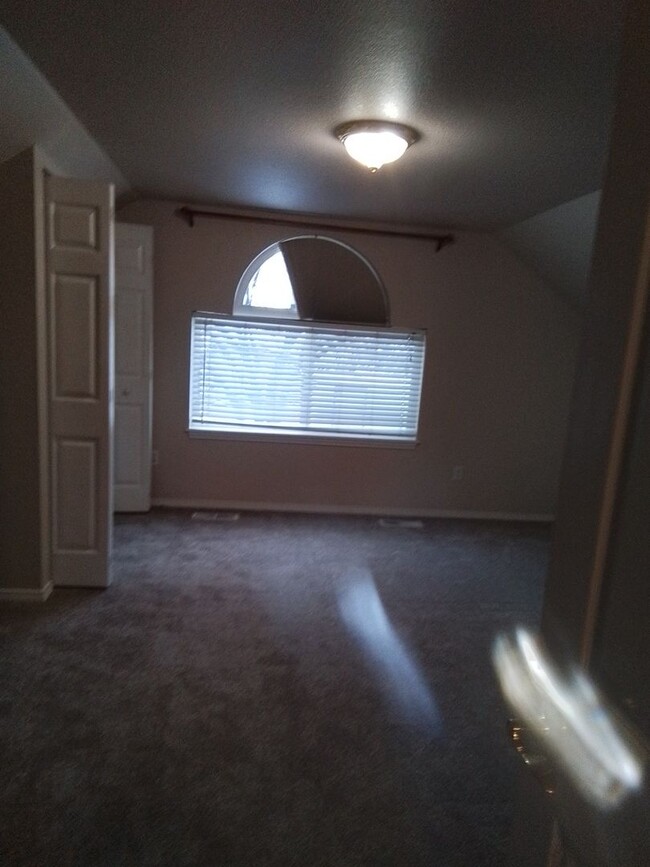 Building Photo - 4 bedroom: Super Clean with new carpet and...