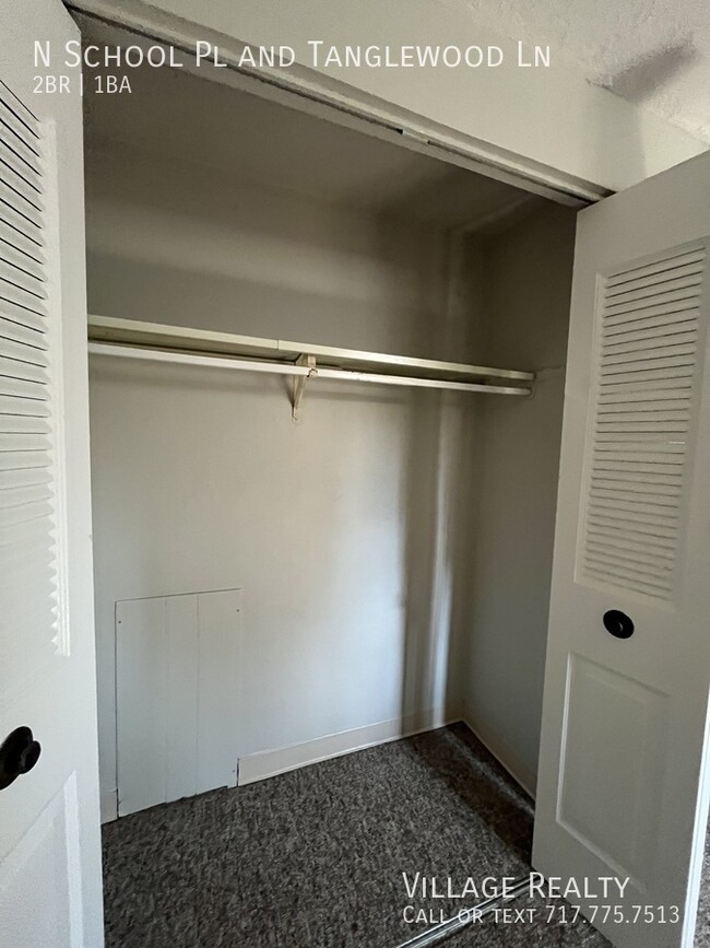 Building Photo - No Steps! Roomy 2-Bed with A/C & Off-Stree...