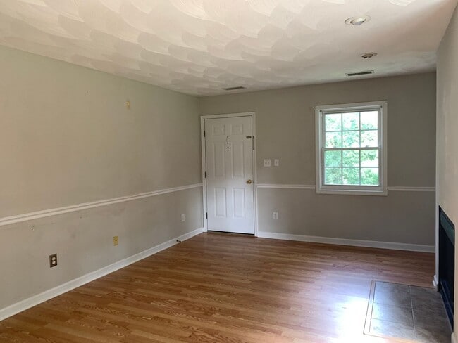 Building Photo - House with Long Driveway & Front Porch