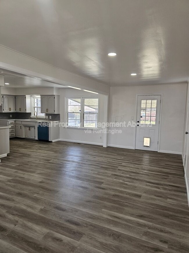 Building Photo - 1030 N Hickory Ave